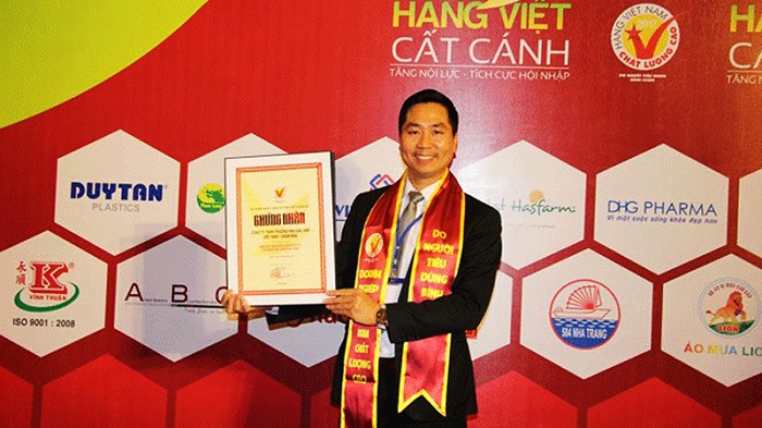 Anh Nguyễn Bá Toàn nhận giấy chứng Nhận Hàng Việt Nam Chất lượng cao 